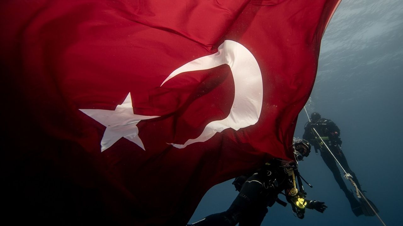 Jandarma Teşkilatı 186. Yıl Dönümünü Su Altında Kutladı