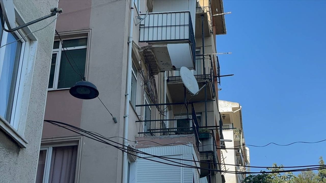 Kadıköy'de Balkon Çöktü: Olay Yeri Savunma Altında