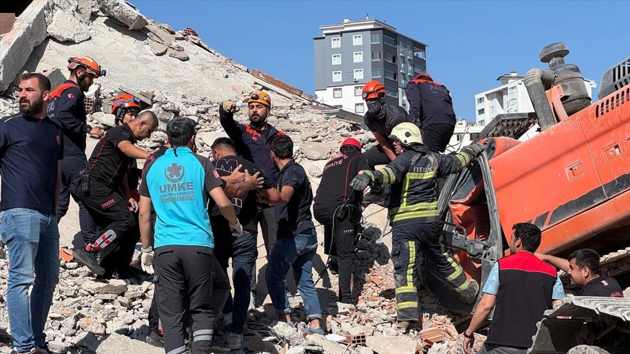 Kahramanmaraş'ta Yıkılan Bina İş Makinesine Devrildi: Kurtarma Çalışmaları Sürüyor