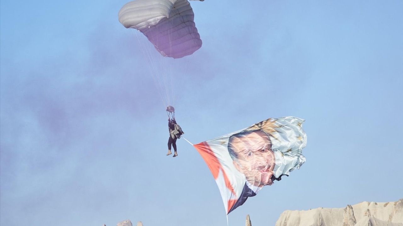 Kapadokya'da JÖAK Timinden Görkemli Sıcak Hava Balonu Atlayışı