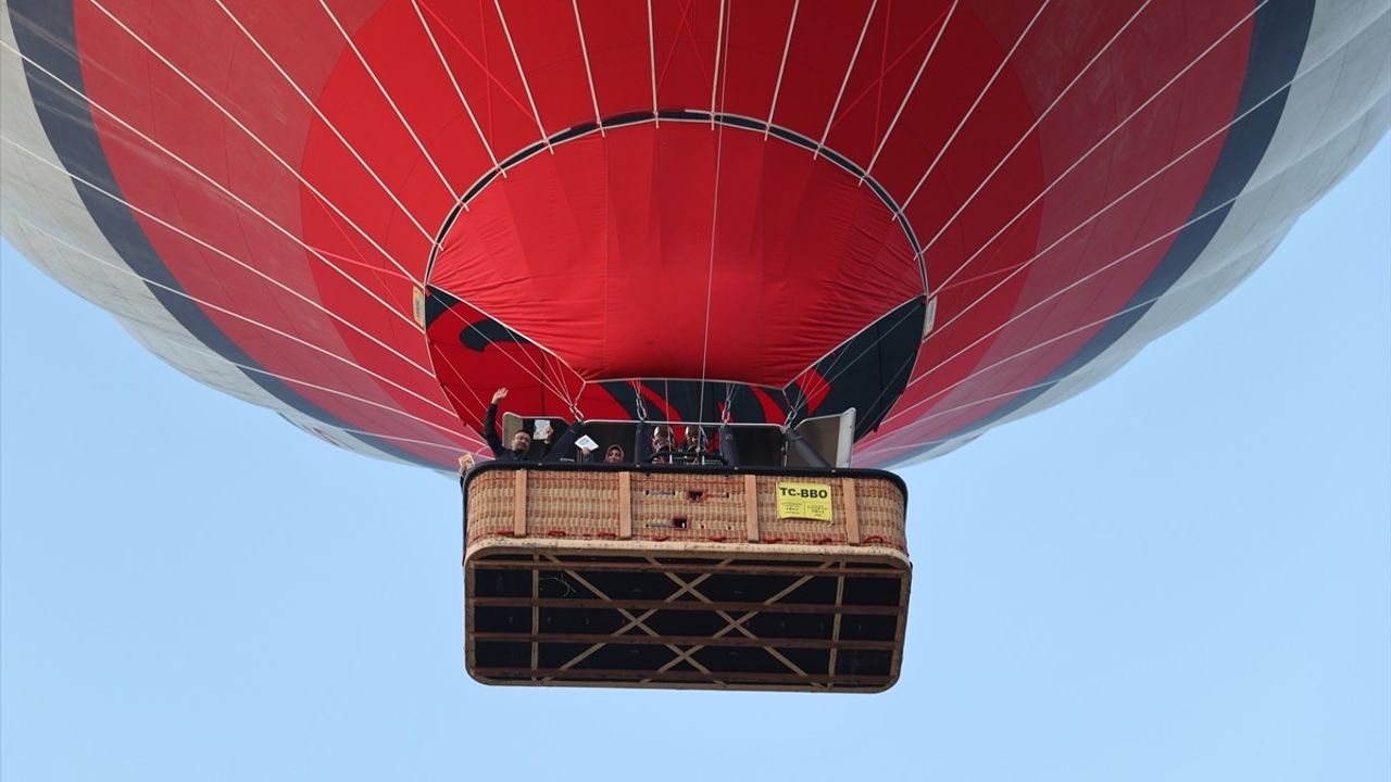 Kapadokya'da Öğrenciler Gökyüzünde Kitap Okudu