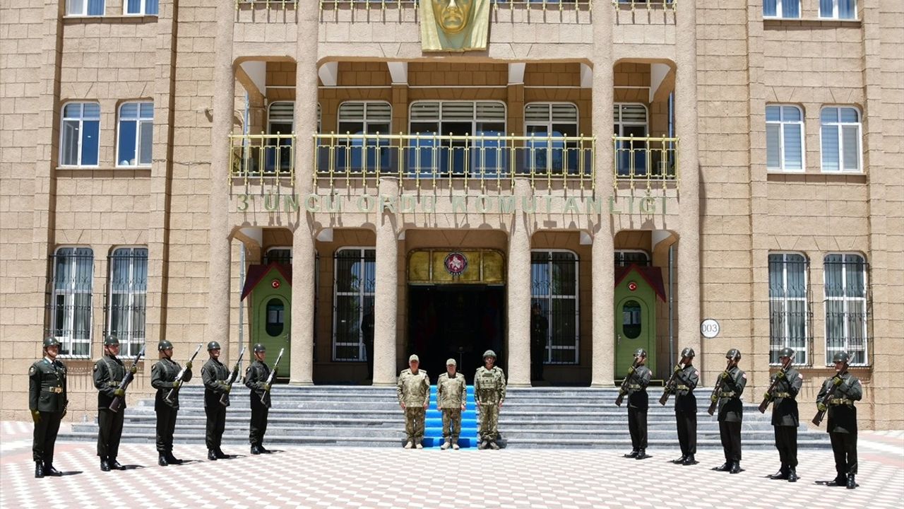 Kara Kuvvetleri Komutanı Bayraktaroğlu, 3. Ordu Komutanlığında İncelemelerde Bulundu