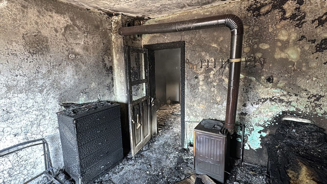 Karabük'te 2 Katlı Evde Yangın: Ev Kullanılamaz Hale Geldi