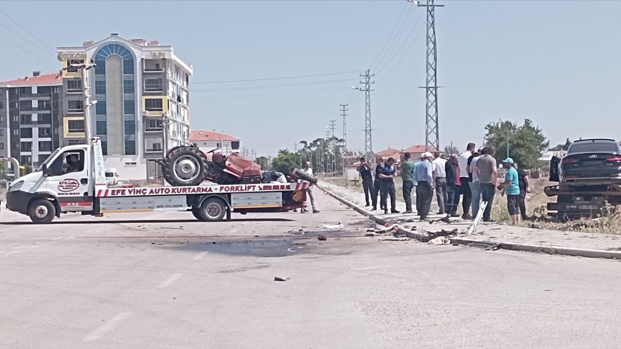 Karaman'da Otomobil ve Traktör Çarpıştı: 1 Ölü