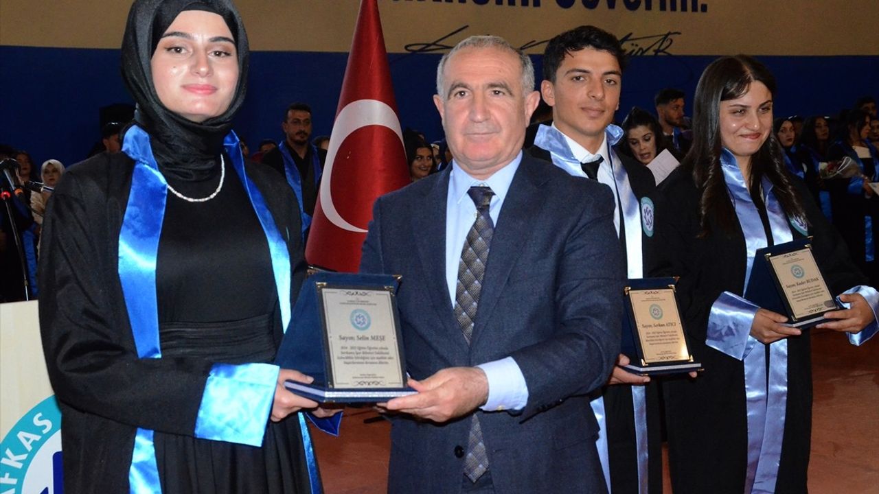 Kars'ta Mezuniyet Törenine Türkiye ve Filistin Bayraklarıyla Destek