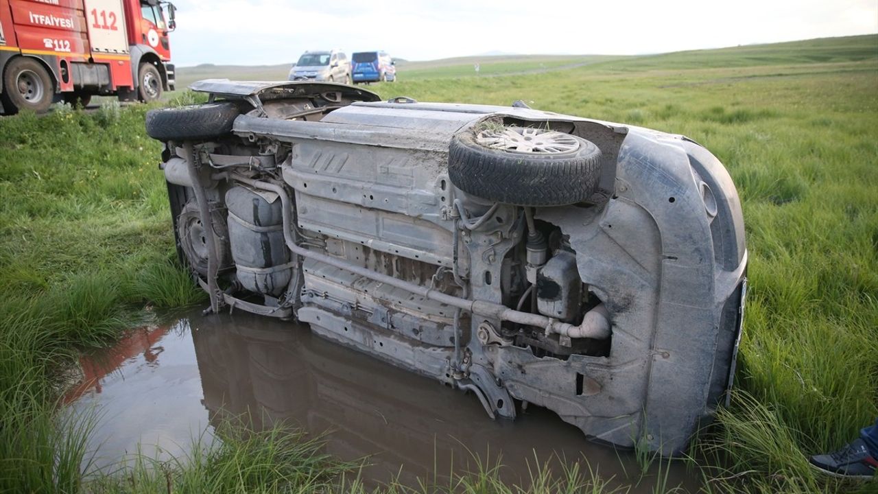 Kars'ta Şarampole Devrilen Araçta 5 Yaralı