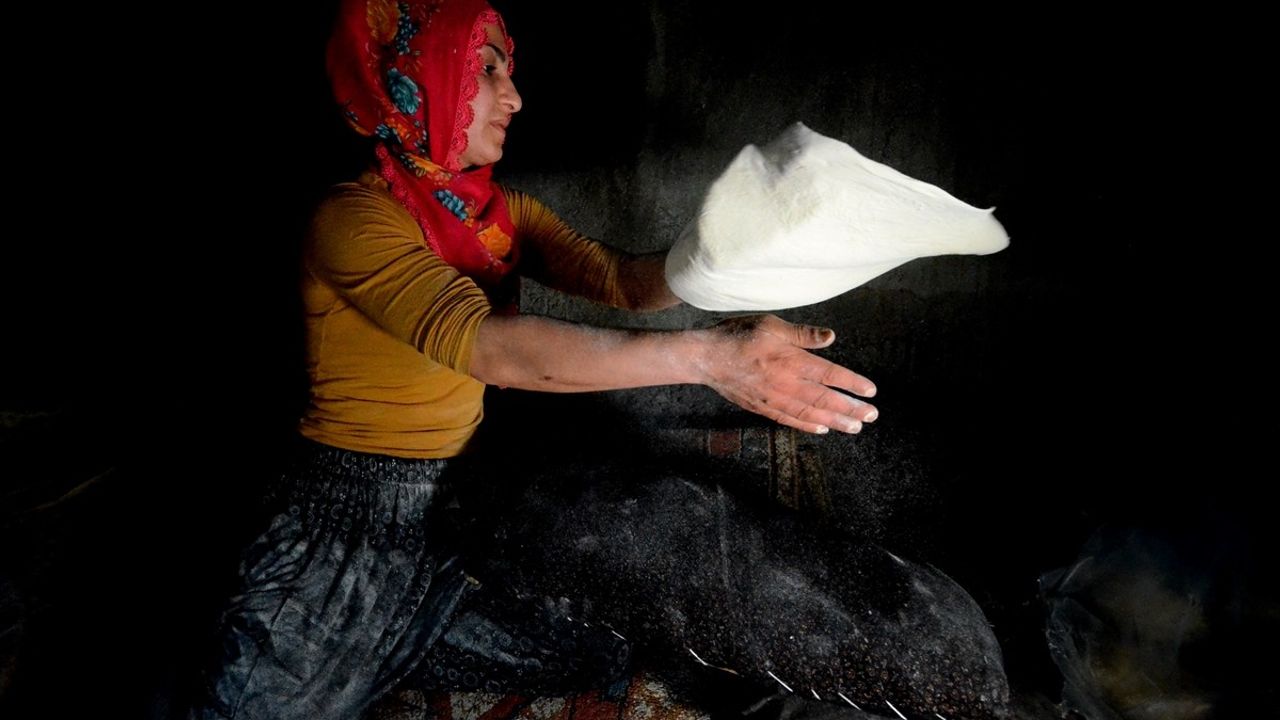 Kars'ta Yaz Sıcaklarında Kadınların Tandır Mesaisi