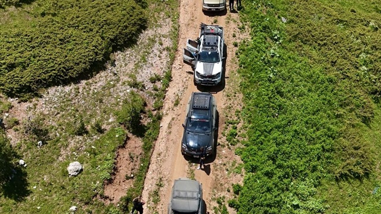 Kastamonu'da Off-Roadculardan Ilgaz Zirvesinde Anlamlı Bayrak Değişimi