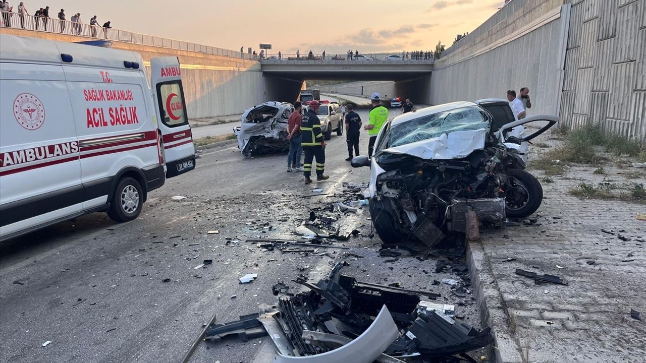 Kastamonu'da Üç Araçlı Trafik Kazası: 9 Yaralı