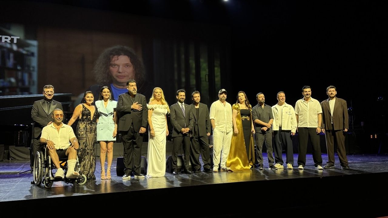 Kayahan, 10. Yılında Sanatçı Arkadaşlarıyla Anıldı