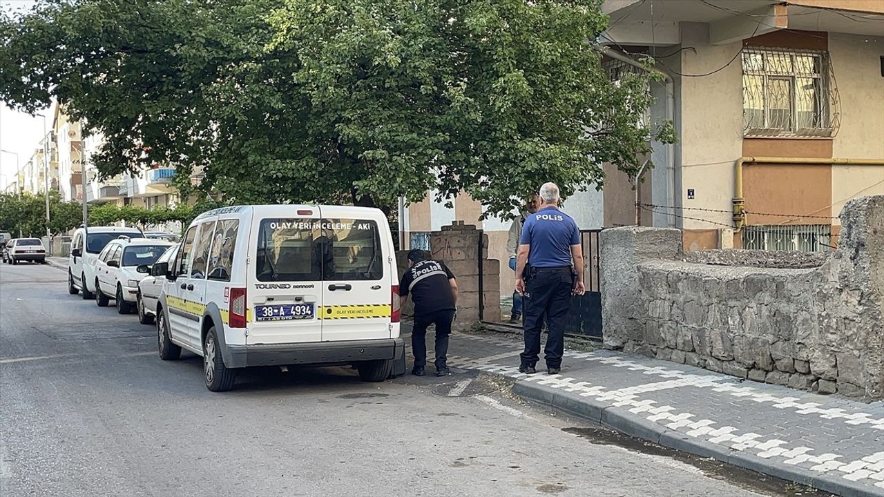 Kayseri'de Alkollü İki Arkadaş Bıçakla Yaralandı