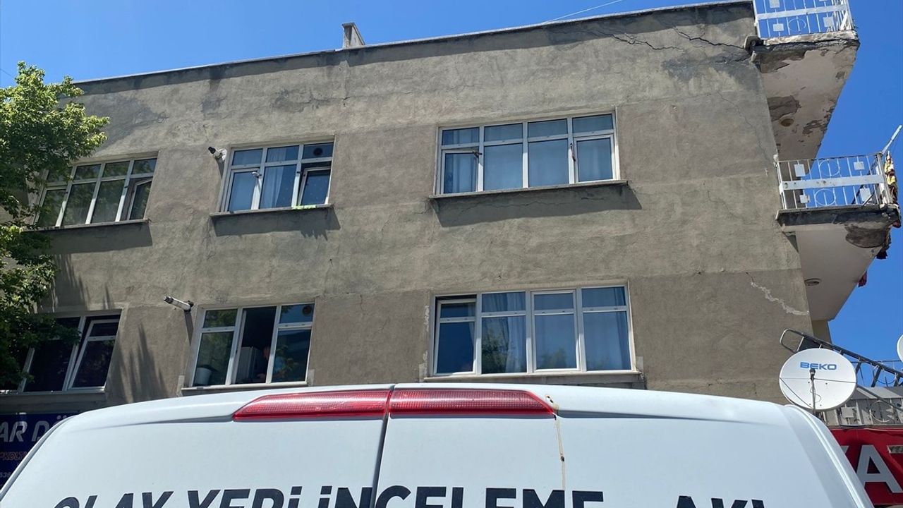 Kayseri'de Birinci Kattan Düşen Çocuk Ağır Yaralandı