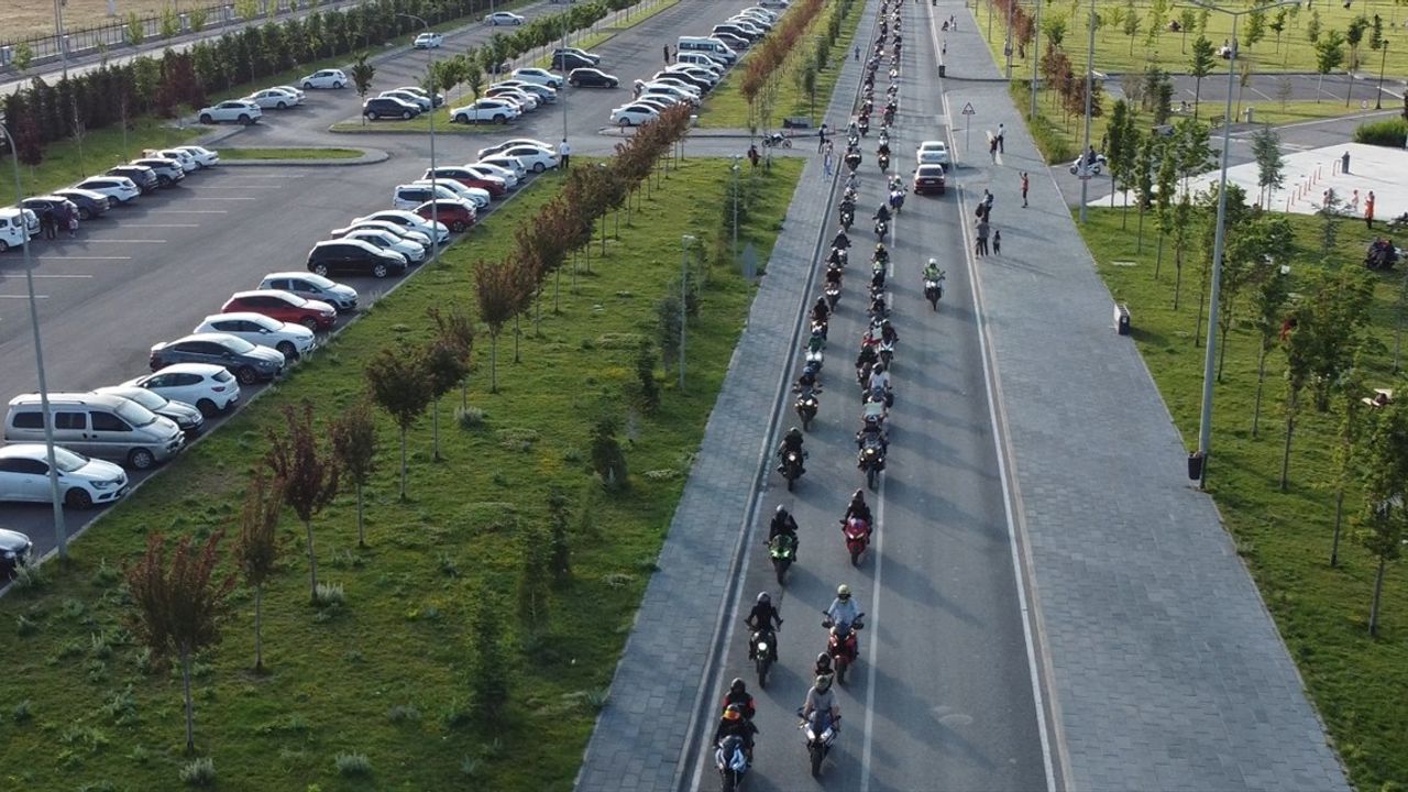 Kayseri'de Motosiklet Grubu Uyuşturucuyla Mücadele İçin Sokaklarda Tur Attı