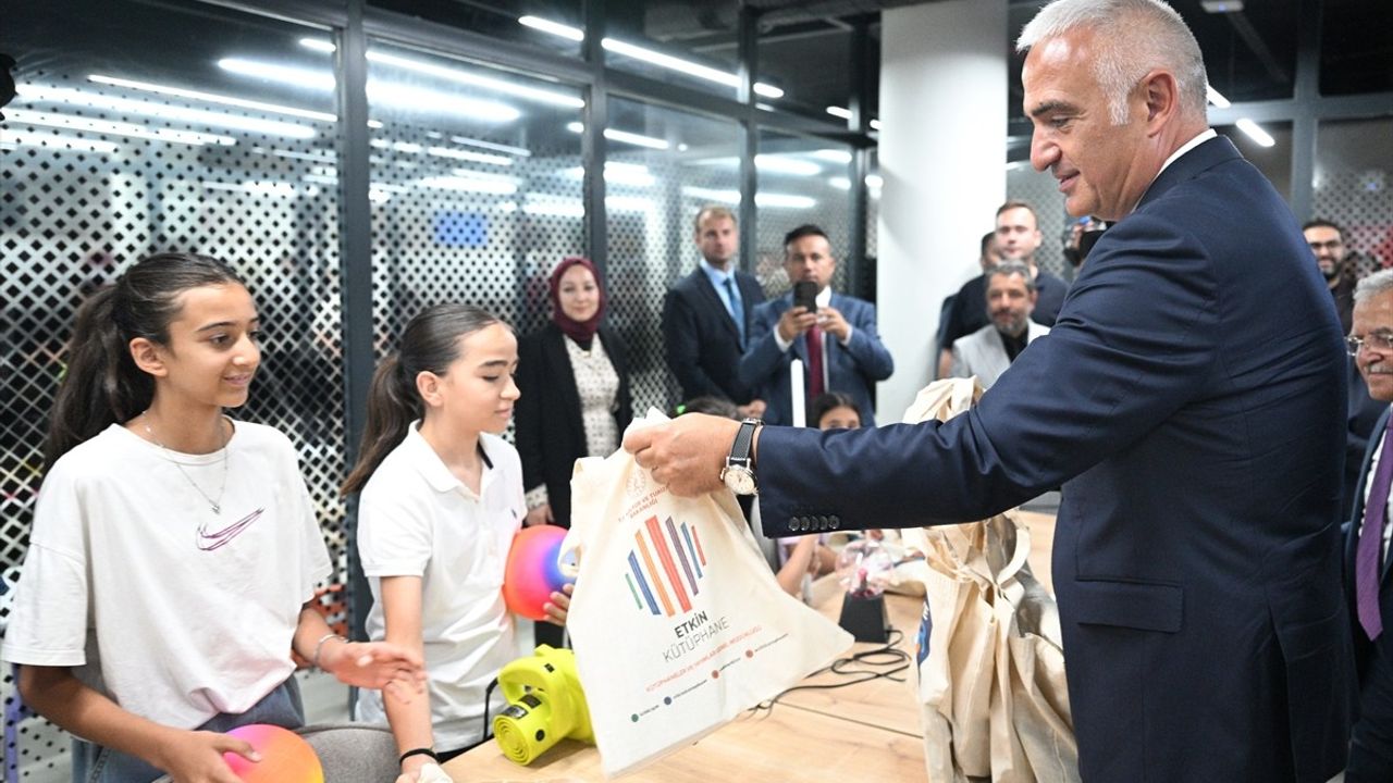 Kayseri'ye Modern Halk Kütüphanesi Açıldı