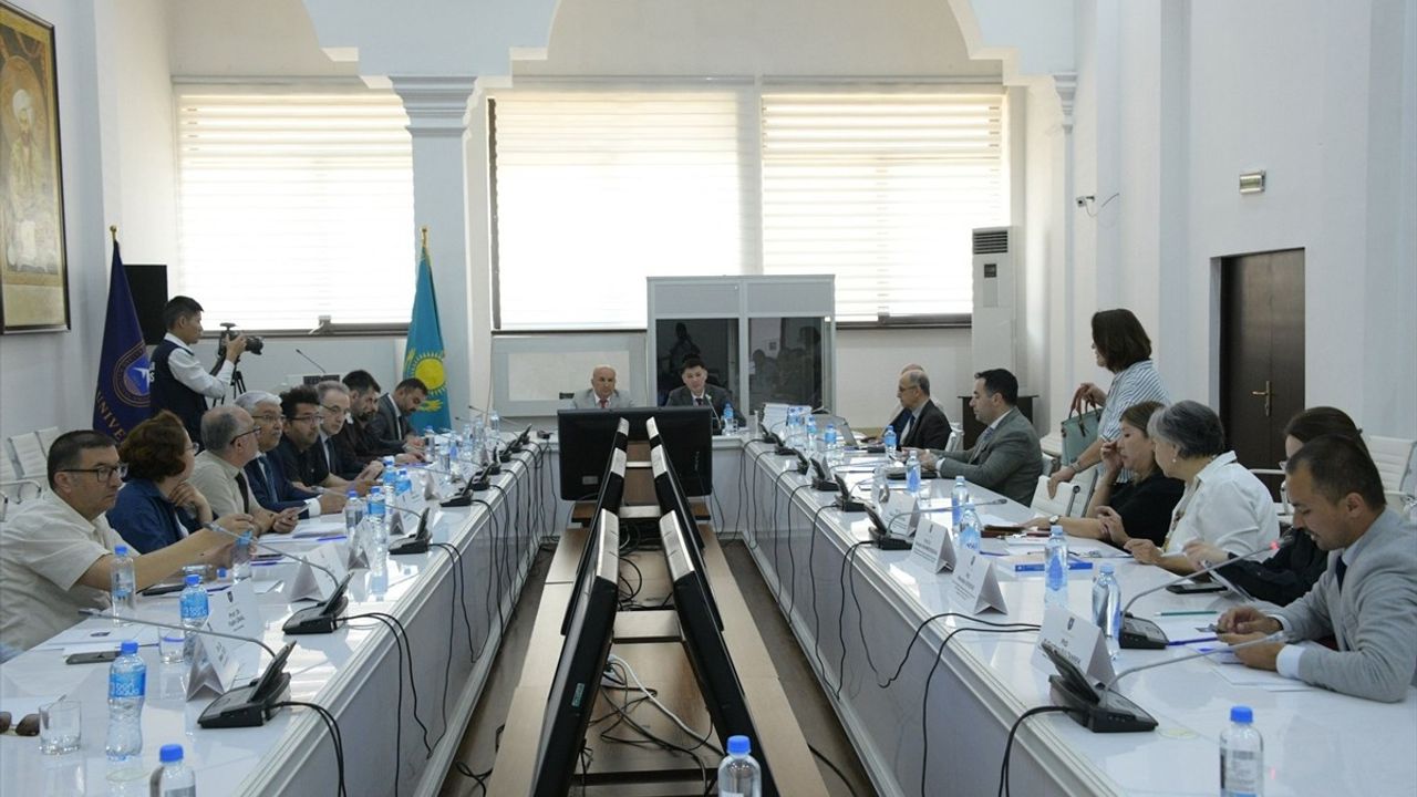 Kazakistan'da Yesevi Yolu'nu Keşfeden Panel Düzenlendi