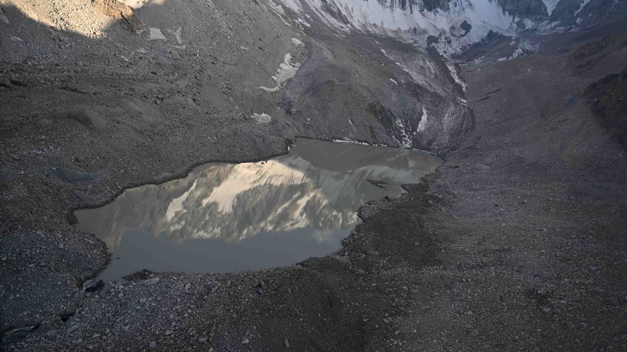 Kırgızistan'da Dağ Gölü Taştı: 950 Kişi Tahliye Edildi