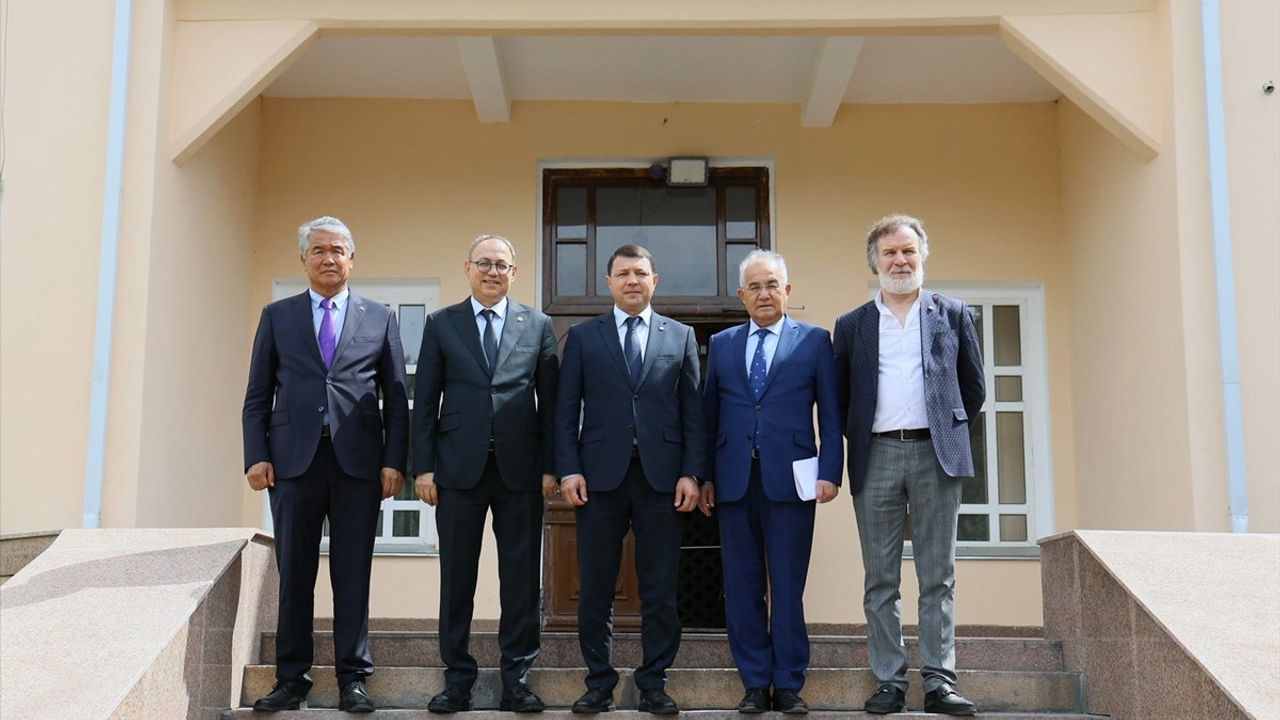 Kırgızistan Kültür Bakanı Mambetaliyev, MHP Milletvekili Topsakal'ı Ağırladı