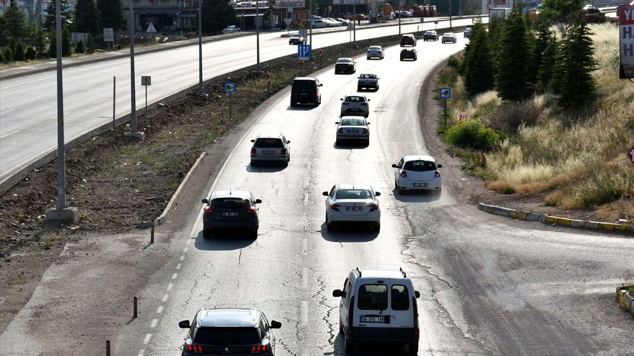 Kırıkkale'de Bayram Dönüş Yolculuğunda Trafik Yoğunluğu