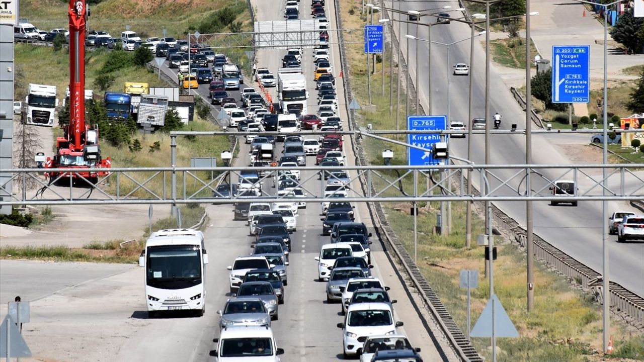 Kırıkkale'de Bayram Dönüşü Trafik Yoğunluğu: Kilit Kavşak Hareketli