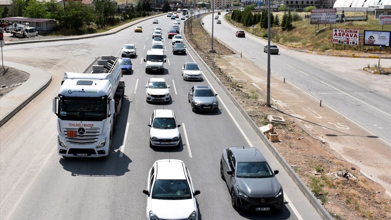 Kırıkkale'de Bayram Trafiği Yoğunluğu: Kilit Kavşak Aşırı Kalabalıklaştı