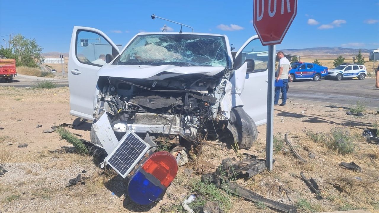 Kırıkkale'de Minibüs ile Ticari Araç Çarpıştı: 6 Yaralı