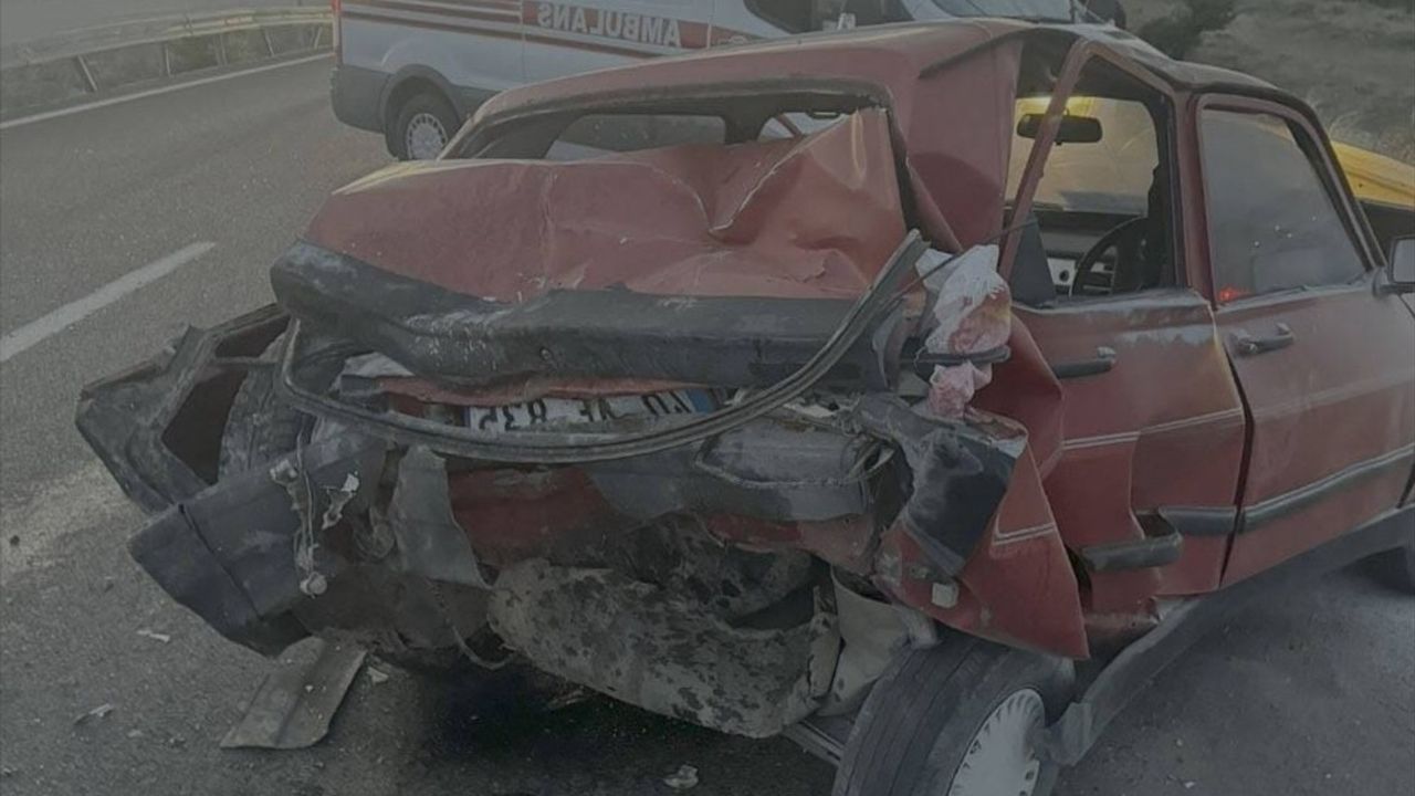 Kırıkkale'de Otomobil-Kamyonet Çarpışması: 1 Ölü, 2 Yaralı