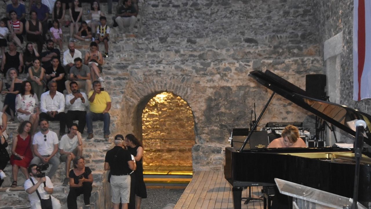 KKTC'li Piyanist Rüya Taner, Anemurium Antik Kenti'nde Unutulmaz Bir Konser Verdi