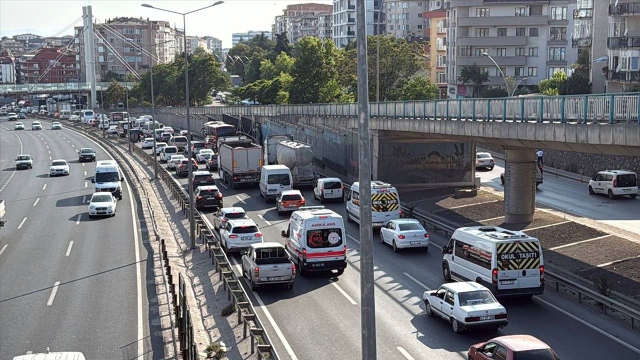 Kocaeli D-100'de Zincirleme Trafik Kazası: 1 Yaralı