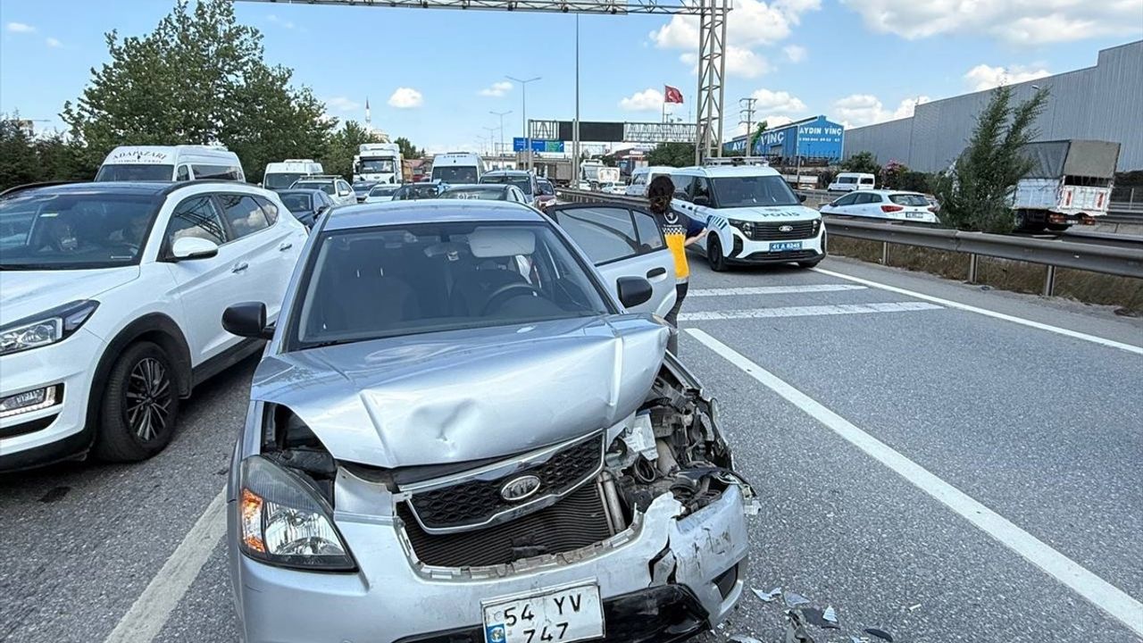 Kocaeli D-100 Kara Yolunda Zincirleme Kaza: 2 Yaralı, Trafik Aksadı