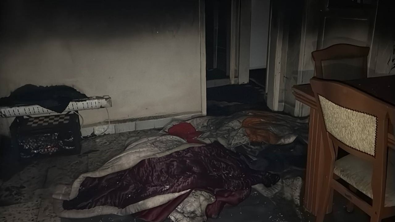Kocaeli'de Apartmanda Çıkan Yangında 2 Kişi Dumandan Etkilendi