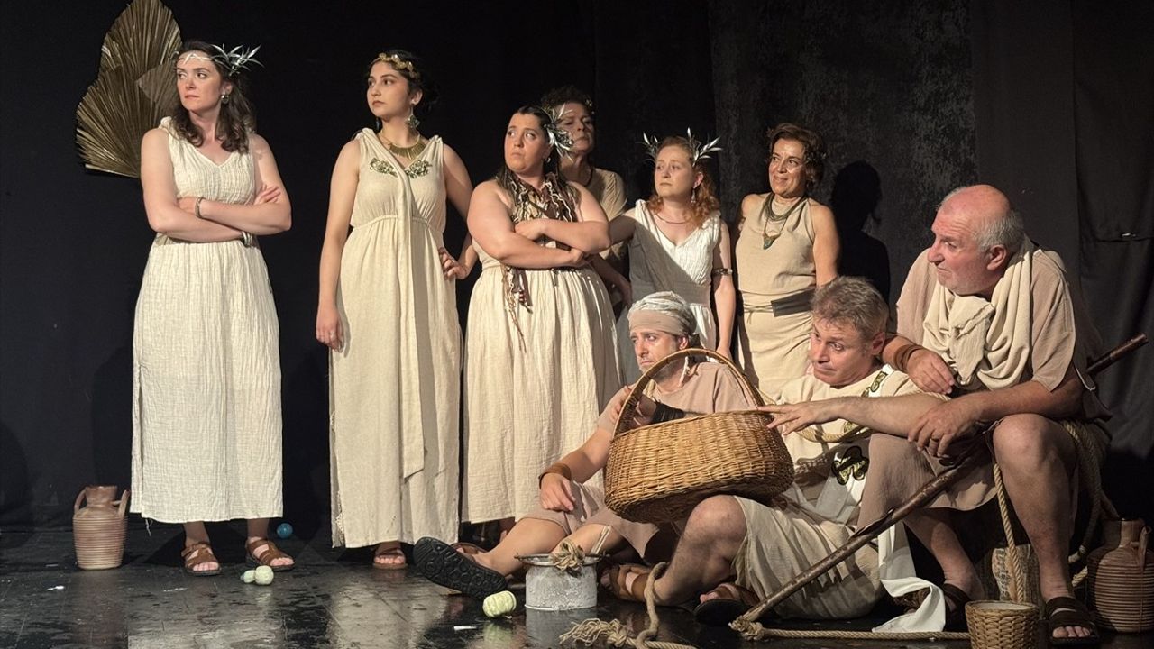 Kocaeli'de Aristophanes'in 'Lysistrata' Oyununa Yoğun İlgi