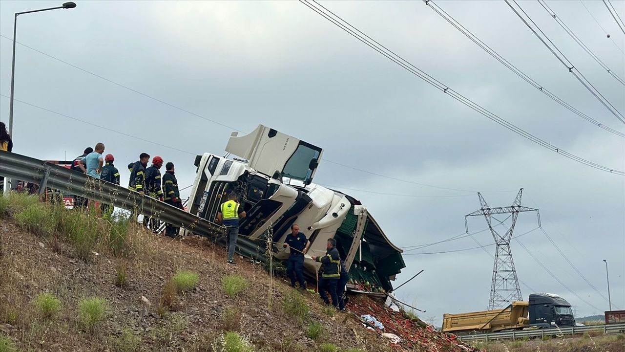 Kocaeli'de Devrilen Tır Kazasında Sürücü Hayatını Kaybetti, 3 Yaralı