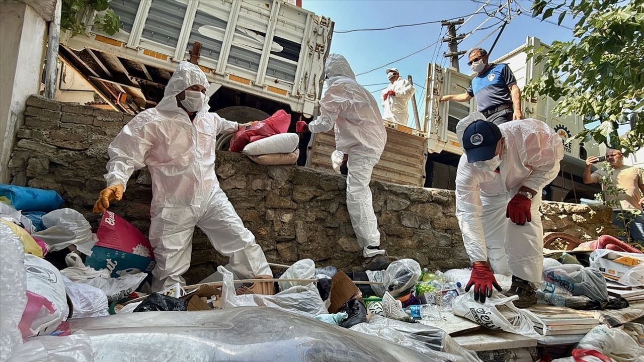 Kocaeli'de Dubleks Daireden Kamyonlarca Çöp Çıkarıldı