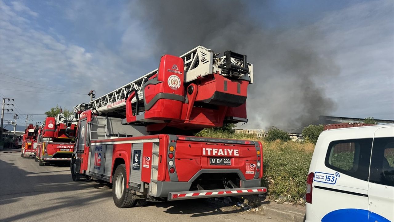 Kocaeli'de Geri Dönüşüm Tesisinde Yangın Kontrol Altına Alındı