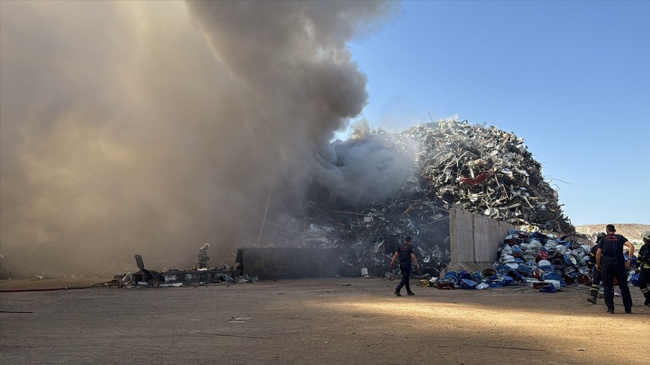 Kocaeli'de Hurda Atık Depolama Sahasında Yangın Kontrol Altına Alındı