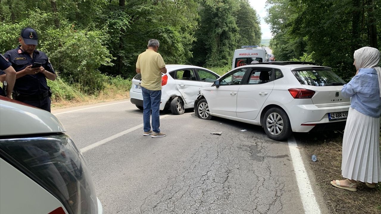 Kocaeli'de İki Otomobilin Çarpıştığı Kazada 6 Yaralı