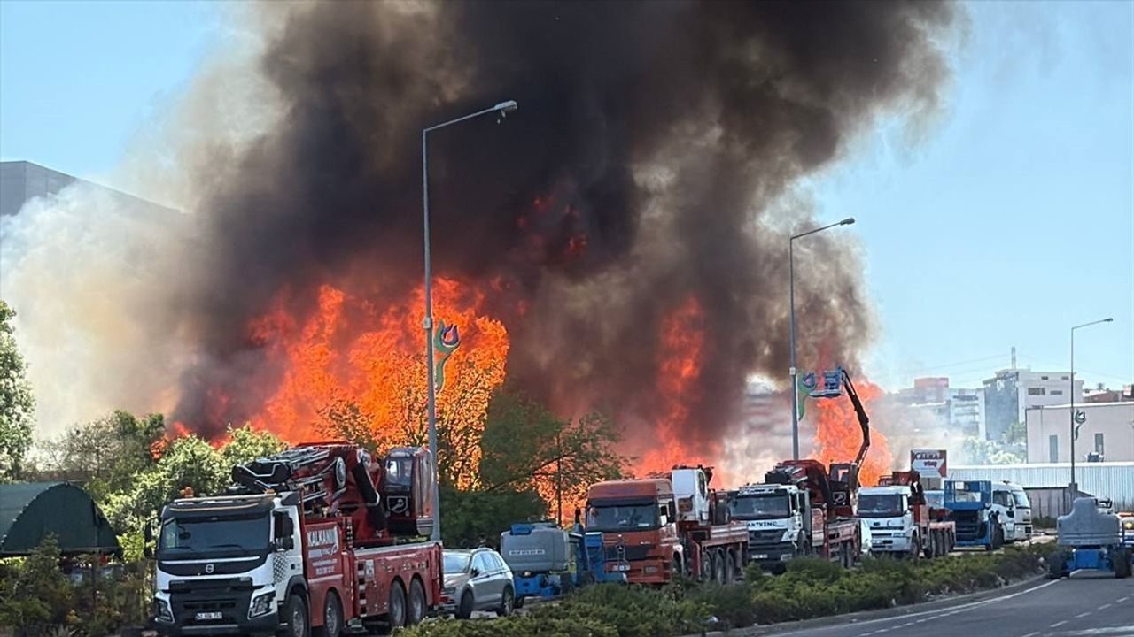 Kocaeli'de Palet Fabrikasındaki Yangın Kontrol Altına Alındı