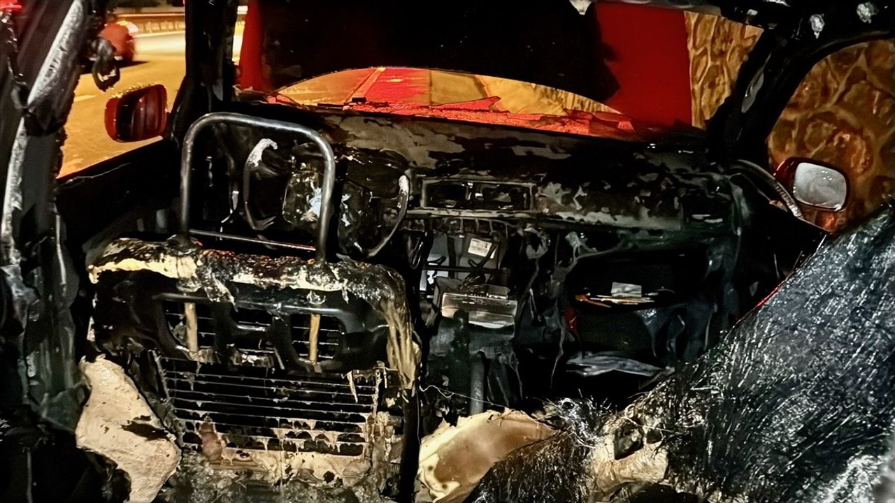 Kocaeli'de Seyir Halindeki Otomobilde Yangın: Araç Kullanılamaz Hale Geldi