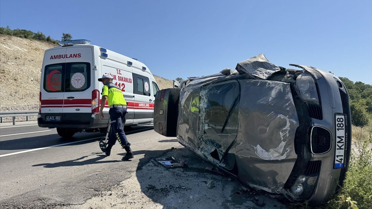 Kocaeli'de Takla Atan Otomobilden 5 Kişi Yaralandan Kurtuldu