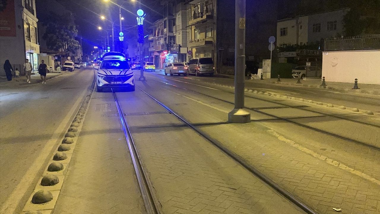 Kocaeli'de Tramvay Yolunda Kaza: İki Yaralı