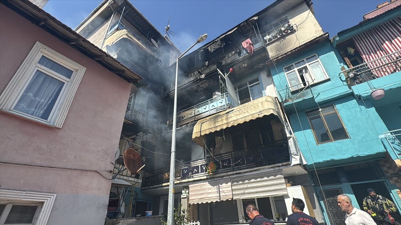 Kocaeli'de Yangın: 3 Mahsur Kalana İtfaiye Ekiplerinden Kurtarma