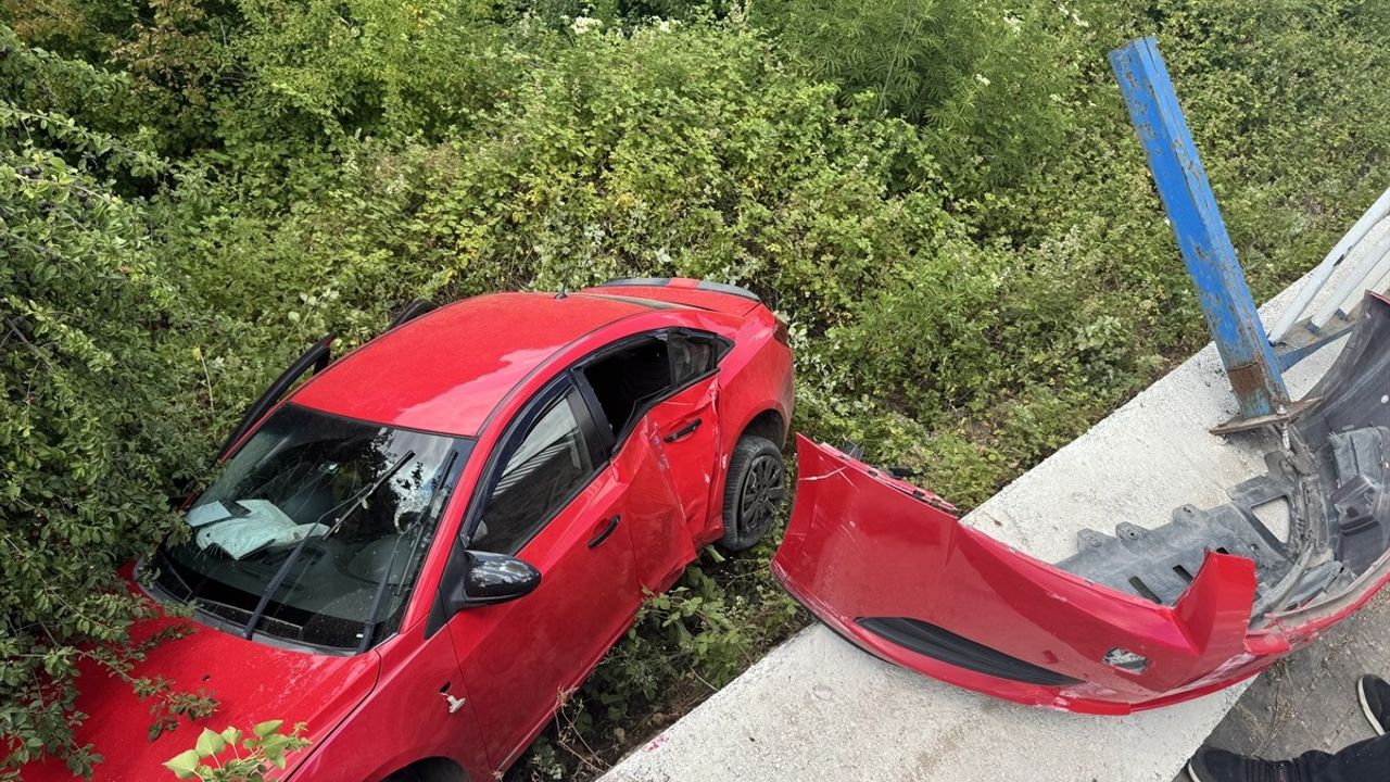 Kocaeli'de Yoldan Şarampole Düşen Otomobilde 4 Yaralı