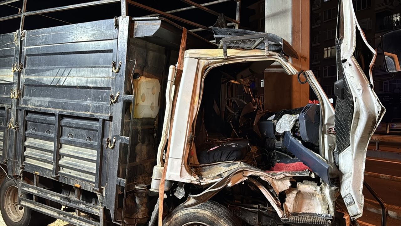 Kocaeli'de Yön Tabelasına Çarpan Kamyonet Sürücüsü Yaralandı