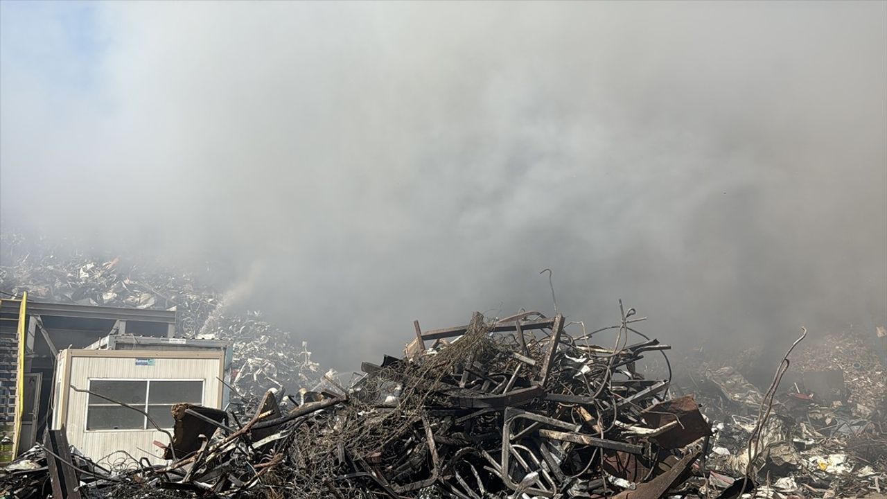 Kocaeli Gebze'de Hurda Atık Depolama Sahasında Yangın Çıktı
