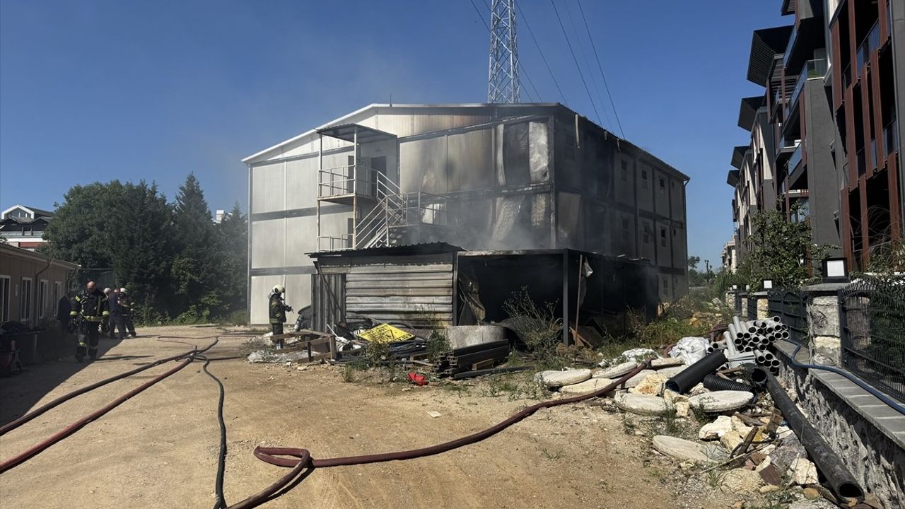 Kocaeli Kartepe'de Şantiye Deposunda Yangın Söndürüldü
