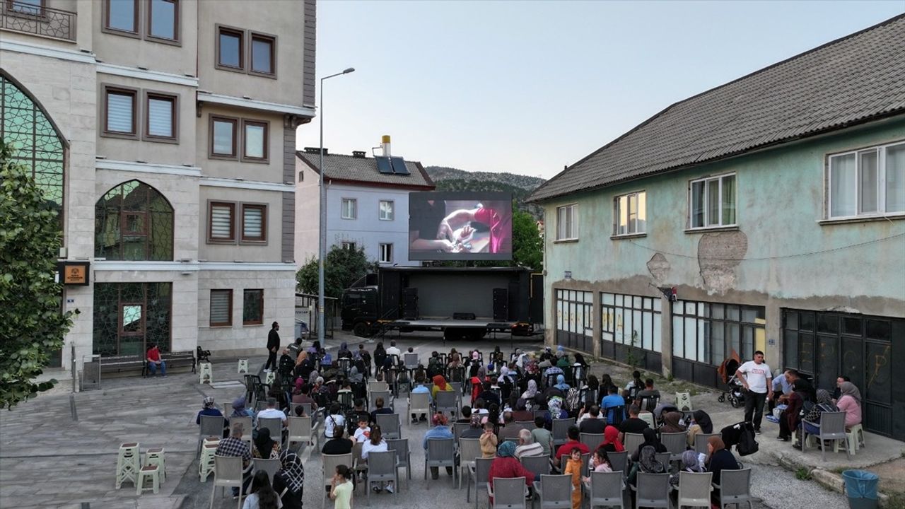 Konya'da Sinema Tırı Yaz Akşamlarını Renklendiriyor
