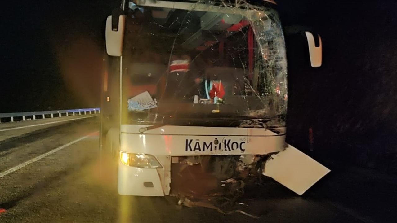 Konya'da Yolcu Otobüsü ile Otomobil Çarpıştı: 1 Ölü, 8 Yaralı