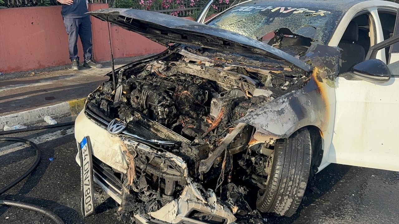 Küçükçekmece'de Seyir Halindeki Otomobilde Yangın: İtfaiye Ekipleri Olayı Kontrol Altına Aldı