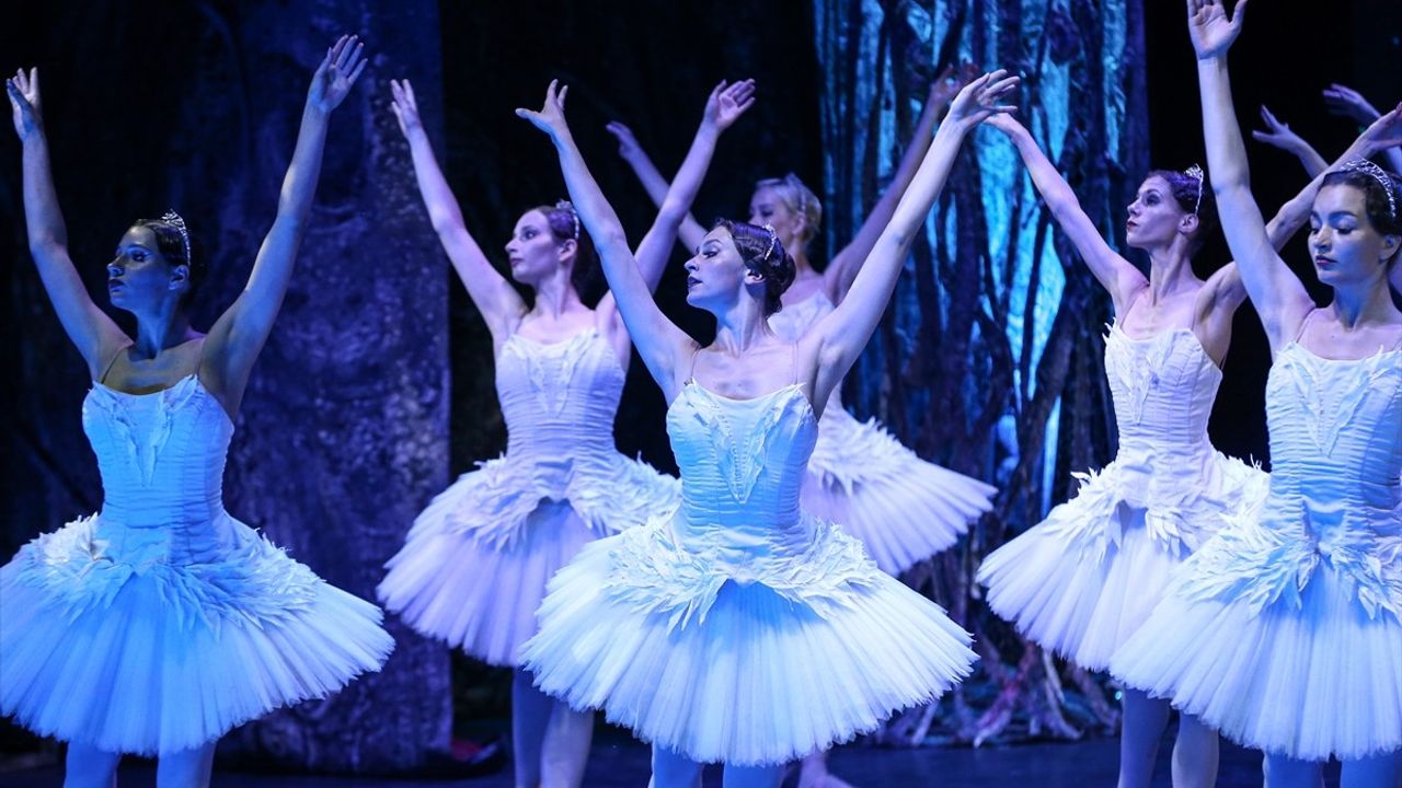 Kuğu Gölü Balesi Bursa'da Sanatseverlerle Buluştu