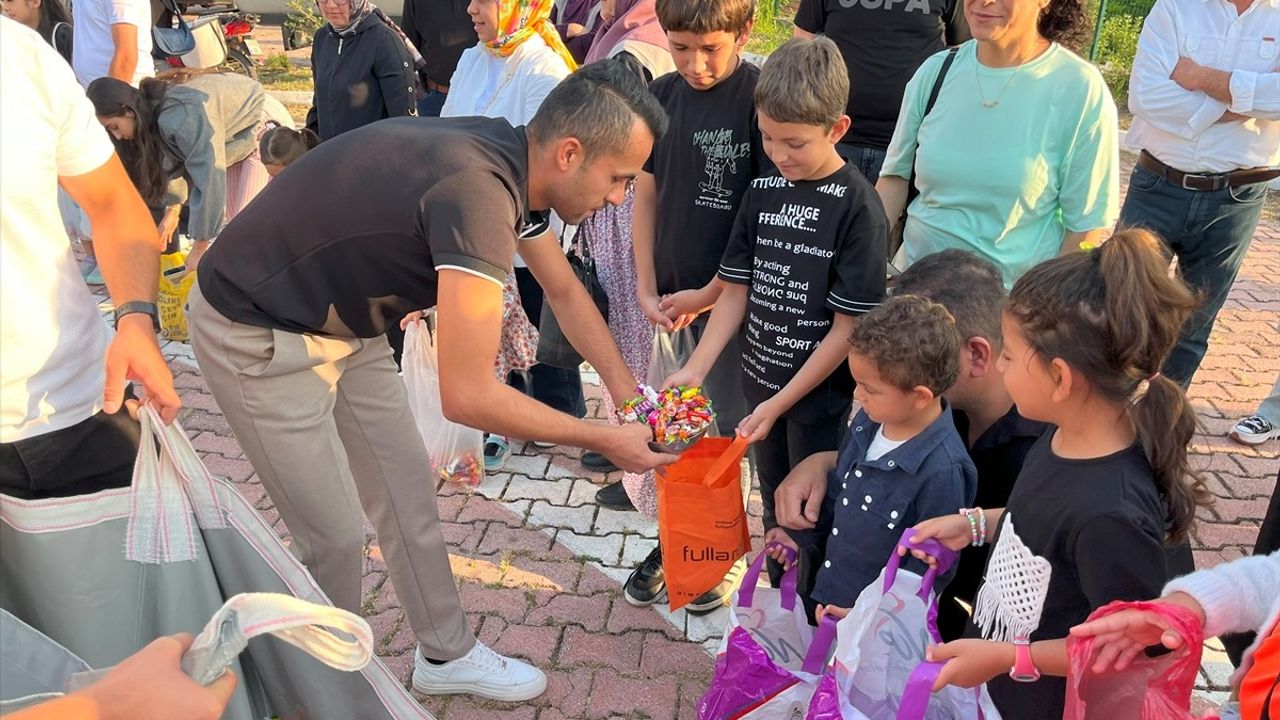 Kumluca'da Kurban Bayramı Geleneği: Çocuklara Şeker Dağıtıldı